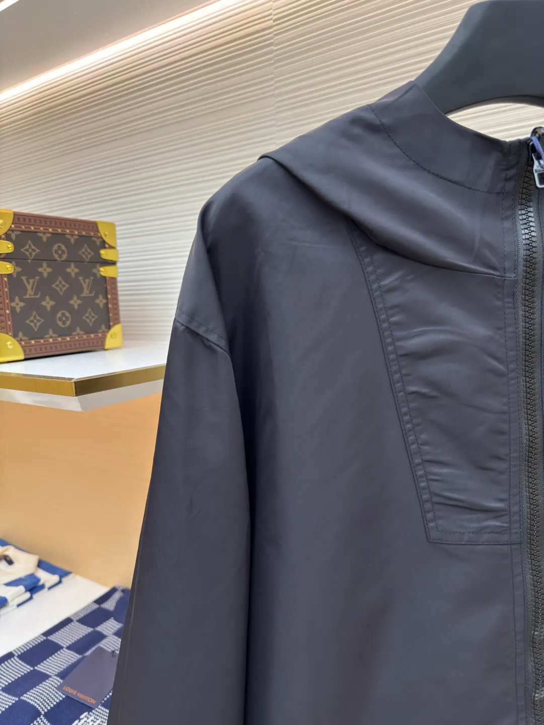 LOUIS VUITTON double-sided windproof pin jacket ●Authentic product: purchased and developed for 22800 ●Item number: 1680472-C55 ●Fabric: polyester fiber fabric ●Technology: jacquard ●Version: fitted version ●Weight: about 565 grams ●Size: 44-46-48-50 ●Description: The solid color fabric is made of nylon encrypted matt twill fabric, and the jacquard fabric on the other side is made of 50D nylon yarn-dyed jacquard fabric. The solid color front panel is laser-burned, hand-made of white copper, with a triangle pin with logo and glossy finish. The front panel pocket uses a hardware keychain to hang a folding clothing tag, and the jacquard letters on the front chest placket are made of single-piece flowing pure It is cut by hand to restore the flower, and all the pieces are numbered. The pockets are also cut with the restored flower number. The fabric is relatively light and silky, and it takes time to cut accurately. The front and center are equipped with a double-circulation puller 5# orbital zipper. The hem and the hood are worn with spiral elastic ropes with ring anti-slip buckles, square pig nose buckles with logo, and all holes are punched with hardware and logo on the cloth-colored cornrows.